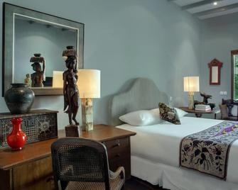 Room & Vespa 3 - Kuta - Bedroom