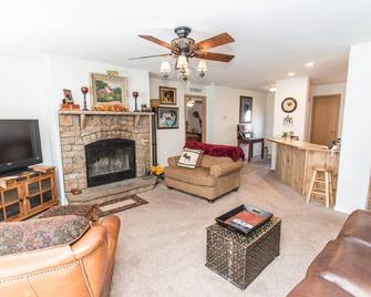 Secluded Cabin With 3 Porches & Only 7 Minutes From Ft. Leonard Wood - Devils Elbow - Living room
