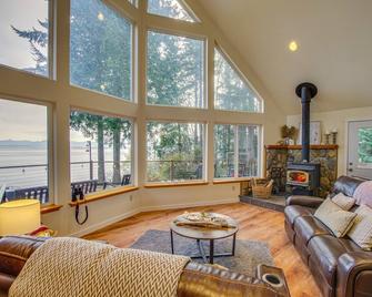 Hat Island Home w/ Stunning View & Wraparound Deck - Everett - Wohnzimmer