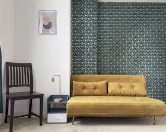 Serene Ocean Side Apartment Btn - Brighton - Living room