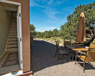 Challenger Views on Ridgecrest: Upstairs Suite - Crestone - Patio