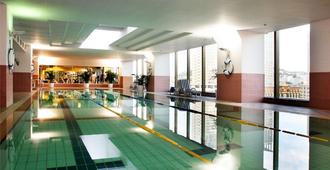 大連瑞士酒店 - 大連 - 游泳池