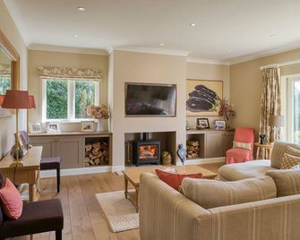 A beautiful S/W family home on one of the most sought-after roads on Blackdown. - Haslemere - Вітальня