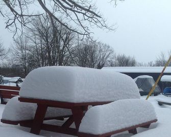 Cozy Canal Front Home in Wonderful Sylvan Beach, NY - Sylvan Beach - Patio