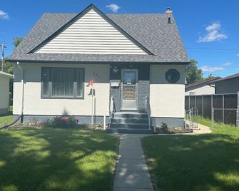Spotless 2 Bedrooms Suite 2 in Winnipeg - Winnipeg - Building