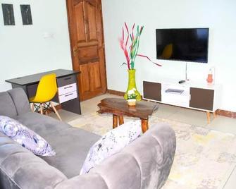 A Cozy 1 Bedroom at the heart of Kakamega Town with Calming views - Kakamega - Living room