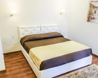 96 Guest House - Regio de Calabria - Habitación