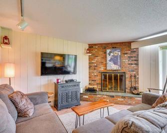 Ski-inandSki-Out Peru Condo with Fire Pit and Grill! - Peru - Sala de estar