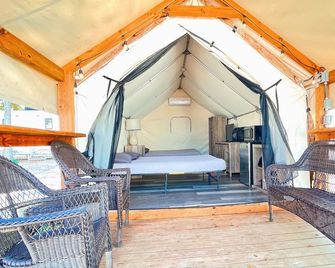 Wow! Brand new Cabin by Creek! Hot tub, hiking, kayaking, fishing & more! - RCE - Schertz - Habitación