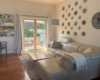 The Little House on the Hill - Tasman - Living room