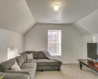 Convenient Logan Apartment - 1 Block to Town! - Logan - Sala de estar