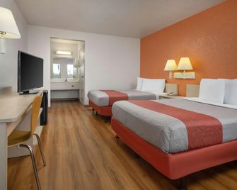 Motel 6-Buena Park, Ca - Knotts Berry Farm - Disneyland - Buena Park