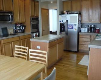 Spacious 3500 Sq Ft Happy Home for your Cadet and Family 1 mile from USAFA! - Colorado Springs - Kitchen