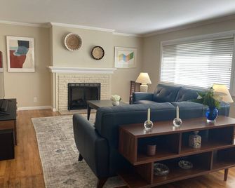 Gracious 3-bedroom Pebble Beach Home in Quiet, Convenient Wooded Area - Pebble Beach - Wohnzimmer