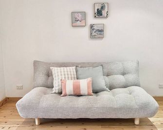 Prime Location Unit Ac And Parking - Sydney - Living room