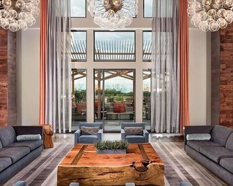 Modern Room w/ Rooftop Dining, Pet-Friendly Policy, & Outdoor Pool - Bee Cave - Salónek