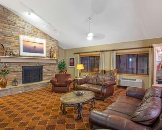 AmericInn by Wyndham Okoboji - Okoboji - Living room