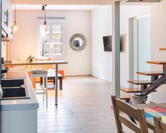 Kazi Home 1 - Atenes - Menjador