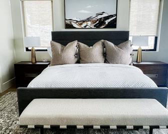 Proximity to Deer Valley East and Breathtaking Natural Beauty with Unparalleled Elegance - Oakville - Bedroom