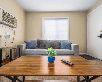 Paws & Peace Cozy 1BR Ground Flr Gem in Dayton - Dayton - Sala de estar