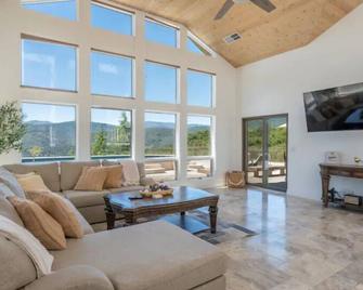 New, Carmel Valley Views, Open Floor Plan, Swimng Pool, Close to Village. - Carmel Valley - Living room
