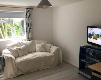 Self Catering Private Annex Near Ferndown Bh22 - Ferndown - Living room
