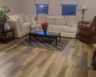 Nice Condo on Nature Preserve - Dublin - Living room