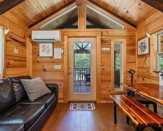 Tiny Home on 26 Private Lake Front Acres - Elberton - Wohnzimmer