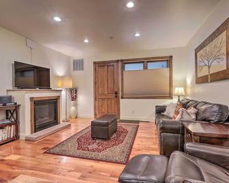 Cozy Central Glenwood Springs Condo with 2 Decks! - Glenwood Springs - Living room