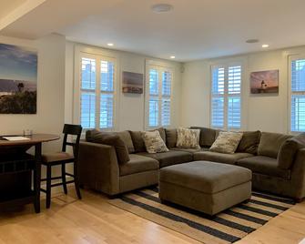 Exceptional location footsteps to beautiful downtown Mystic w/private driveway - Mystic - Living room