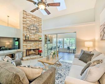Walk to Lake Stunning Central Florida Home! - Lake Mary - Living room