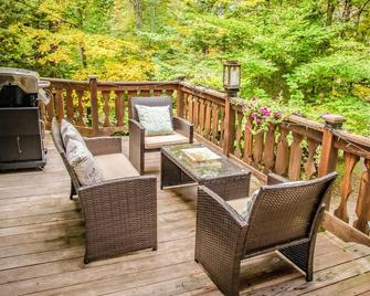 Cozy Creekside Chalet centrally located near 4 ski resorts - Weston - Balcón