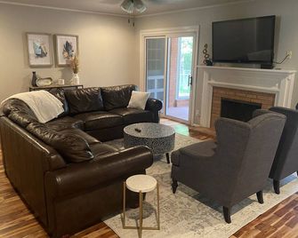 Newly Remodel - 1 Mile to Stadium-Sleeps 8 - Stillwater - Living room