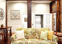 Newly Renovated Historic Savannah Townhome! - Savannah - Living room