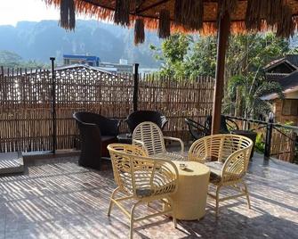 Summer Club and Hostel Ao Nang - או נאנג - מרפסת