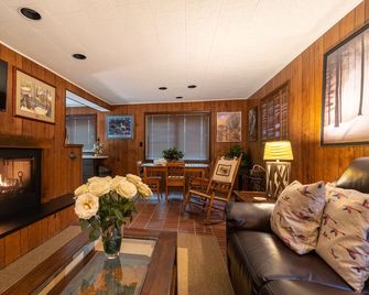 Gus`s Stump, a scenic retreat by all of the winter and summer fun of Michigan. - Boyne Falls - Living room