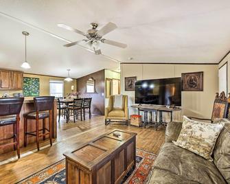 Keane Ranch 2 Mtn Cabin with 300 Acres in Ozark! - Ozark - Вітальня