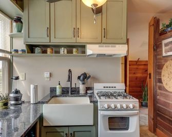 Beatrice Studio with Fire Pit Near Golf! - Beatrice - Keuken