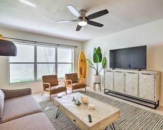 Cute and Cozy Florida Duplex Walk to Beaches! - Cocoa Beach - Living room