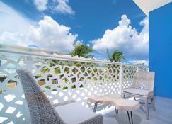 Cayman Luxury Rentals at The Grove - West Bay - Balcón