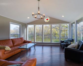Radiant Riverfront Retreat - Inver Grove Heights - Wohnzimmer