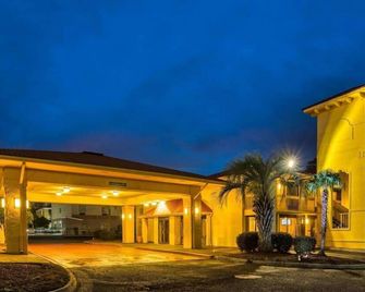 Super 8 by Wyndham Savannah - Savannah - Building