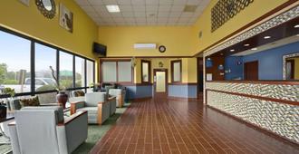 Days Inn by Wyndham Fayetteville-South/I-95 Exit 49 - Fayetteville - Lobby
