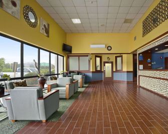 Days Inn by Wyndham Fayetteville-South/I-95 Exit 49 - Fayetteville - Lobby
