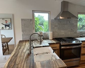 Flora Farm Cottage | Hot Tub, Creek & Fresh Eggs - Arroyo Grande - Küche