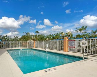 كمفورت إن كيسيمي - ليك بوينا فيستا ساوث - كيسيمي - حوض السباحة