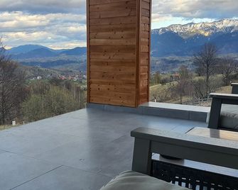 Wooden chalet Located at 1100m altitude Dream area between the mountains - Peştera - Balcony