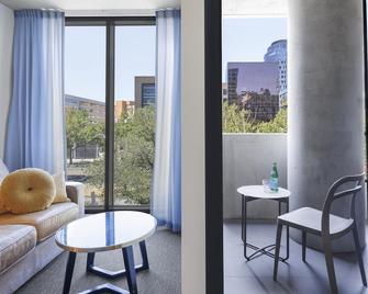 Oaks Melbourne St Kilda Road Hotel - Melbourne - Living room