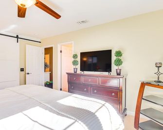 Hot Tub, Bar and Outdoor Kitchen Chic Indio Retreat - Indio - Bedroom