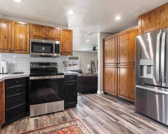 The Hideout, King Beds • Poker • Canyon Access - Jerome - Kitchen